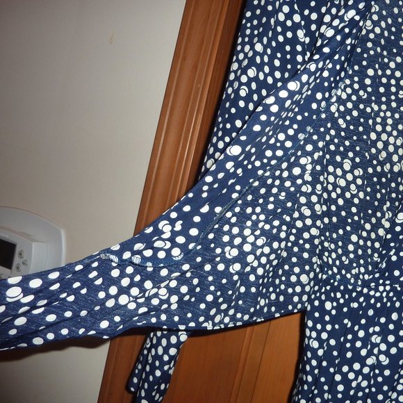 Flattering wrap dress, dark navy blue & white polka dots Casual Corner Sexy - Picture 5 of 8